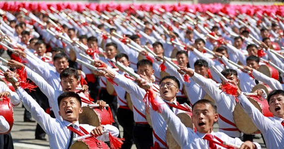 W Pjongjangu odbyła się wielka parada wojskowa z okazji 70. rocznicy proklamacji socjalistycznej Koreańskiej Republiki Ludowo-Demokratycznej (KRLD). W czasie imprezy nie zaprezentowano rakiet dalekiego zasięgu. Kim Dzong Un obserwował defiladę, ale nie zwrócił się z odezwą do narodu. Utrzymane w stosunkowo łagodnym tonie przemówienie wygłosił natomiast przewodniczący parlamentu Kim Jong Nam, który podkreślał w nim cele gospodarcze, a nie potęgę nuklearną reżimu – podała agencja Associated Press.