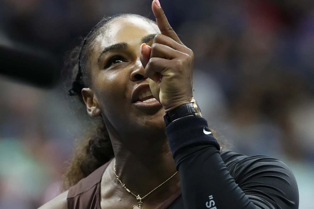 Serena Williams przegrała w finale US Open z 16 lat młodszą Naomi Osaką. Japonka pokonała Amerykankę 6:2, 6:4. Podczas spotkania Williams dostała trzy ostrzeżenia, co doprowadzało ją do furii. Niemal 37-letnia zawodniczka roztrzaskała rakietę, pokłóciła się z arbitrem i złamała przepisy.