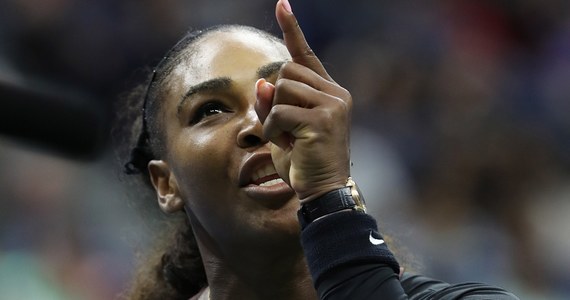 Serena Williams przegrała w finale US Open z 16 lat młodszą Naomi Osaką. Japonka pokonała Amerykankę 6:2, 6:4. Podczas spotkania Williams dostała trzy ostrzeżenia, co doprowadzało ją do furii. Niemal 37-letnia zawodniczka roztrzaskała rakietę, pokłóciła się z arbitrem i złamała przepisy.