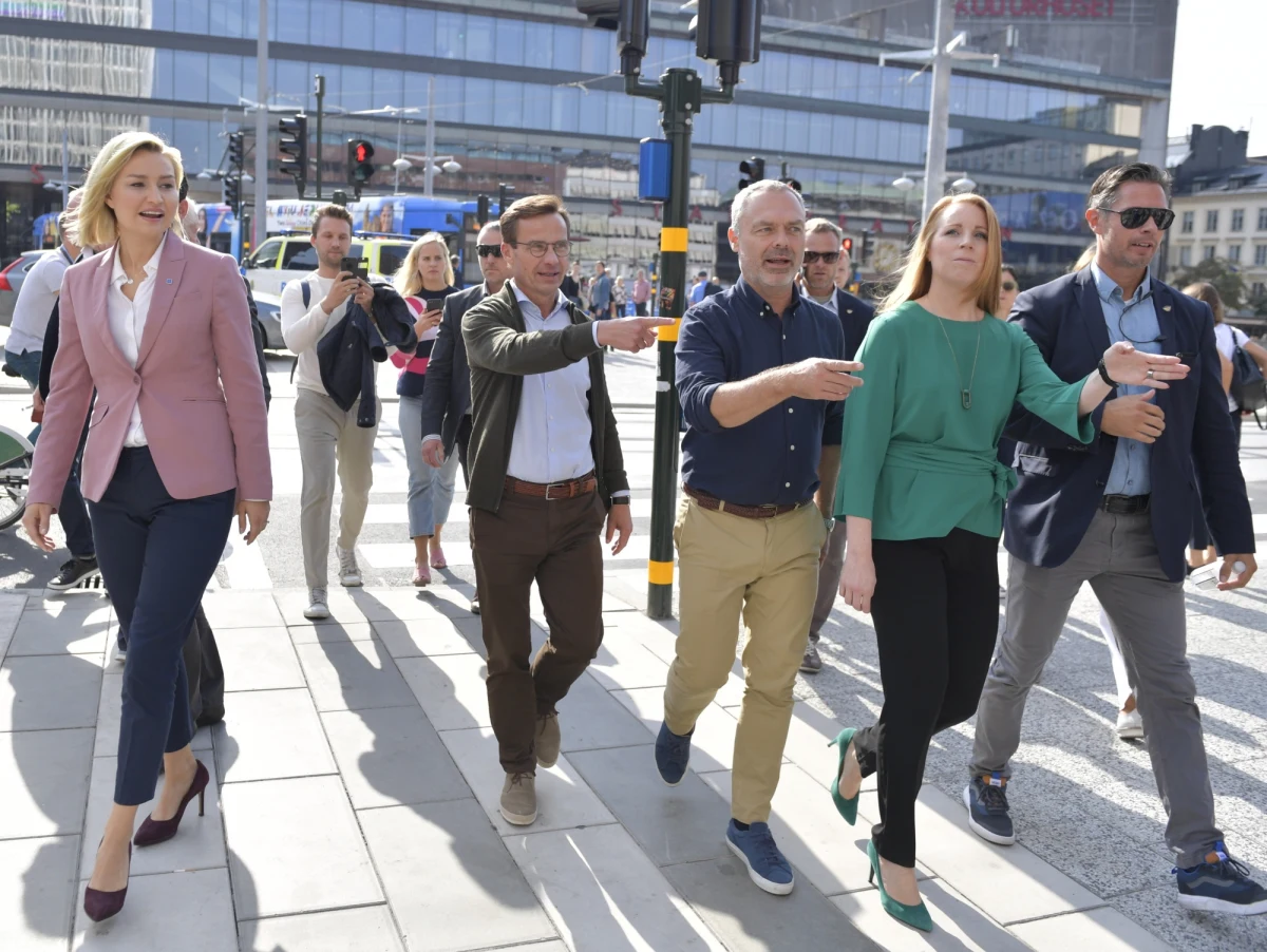 Niezależnie od wyniku wyborów, Szwedzi mogą mieć trudności z utworzeniem rządu - mówi Magdalena Domaradzka z katedry skandynawistyki SWPS w Warszawie w rozmowie z reporterem RMF FM. Powodem jest zapowiadające się duże przemeblowanie na scenie politycznej, w tym duże straty centrolewicowego bloku, który obecnie tworzy rząd w Sztokholmie. W sondażach zyskuje nacjonalistyczna, antyimigrancka partia Szwedzcy Demokraci, oskarżana o rasizm, ksenofobię i kontakty z neonazistami. Popiera ją ok. 20 procent Szwedów - to skutek otwartej do niedawna polityki migracyjnej obecnego rządu i problemów, jakie się z tego powodu pojawiły. Po wyborach może się więc okazać, że ugrupowania o skrajnie różnych poglądach mogą mieć podobne wyniki, a to oznacza trudności w utworzeniu koalicji rządzącej. 