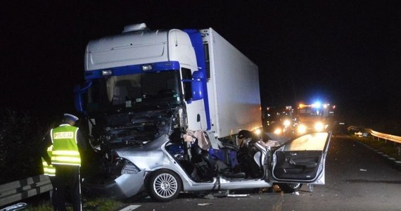 ​22-latek i 19-latka zginęli w sobotę wieczorem w wypadku na trasie Frampol - Biłgoraj w województwie lubelskim. Ich honda czołowo zderzyła się z samochodem ciężarowym. Młodzi ludzie byli uwięzieni w aucie. Nie udało się uratować ich życia.