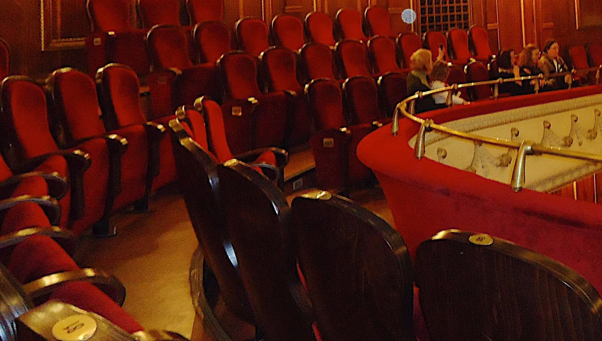 Ryszard A., dyrektor Teatru Akademickiego w Warszawie, miał zapraszać na castingi studentki i licealistki. W trakcie przesłuchań były sprośne anegdoty, pytania o "bzykanie". Reportaż programu "Superwizjer" w telewizji TVN odsłania szokujące kulisy metod pracy z młodymi adeptkami sztuki aktorskiej.