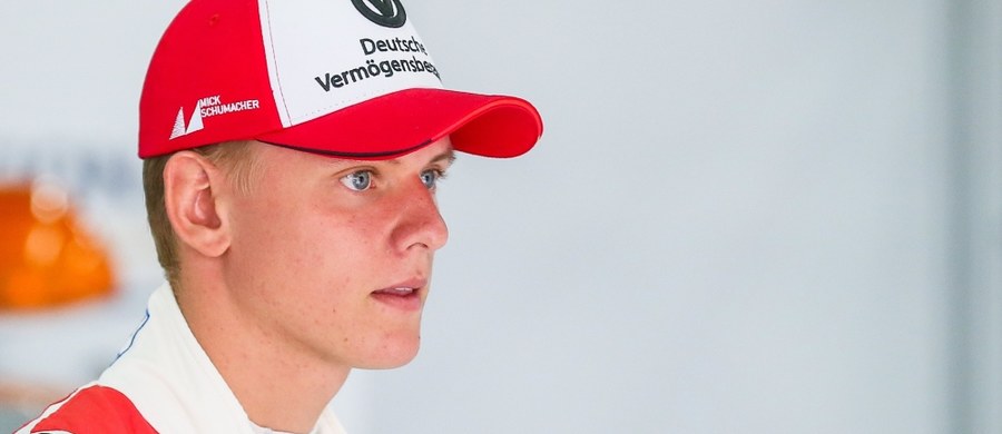 ​Mick Schumacher, syn siedmiokrotnego mistrza świata Formuły 1 Michaela, wygrał dwa wyścigi 8. rundy mistrzostw Europy Formuły 3 na torze Nuerburgring i umocnił się na pozycji wicelidera cyklu.