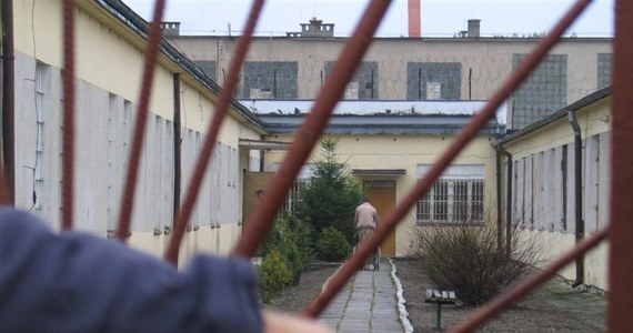 Podwójne zabójstwo w Warszawie. W sobotę wieczorem w jednym z mieszkań na terenie Śródmieścia policja znalazła ciała kobiety i jej dziecka. 40-letni partner ofiary sam zgłosił się na policję. Dziś usłyszał zarzuty. Jak ustaliła Polska Agencja Prasowa, mężczyzna był na jednodniowej przepustce z więzienia.