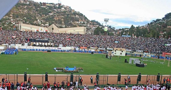 Co najmniej jedna osoba poniosła śmierć, a 40 zostało rannych w niedzielę u wejścia na stadion w stolicy Madagaskaru Antananarywie, gdy ruszył tłum oczekujący na mecz piłki nożnej reprezentacji narodowej z Senegalem - podały lokalne media.
