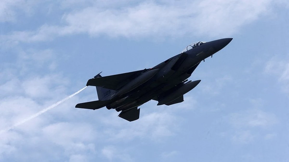 Rosyjskie agencje poinformowały, że dwa amerykańskie myśliwce F-15 zrzuciły w sobotę pociski fosforowe na osiedle Hadżin w prowincji Dajr az-Zaur we wschodniej Syrii, co spowodowało silne pożary.