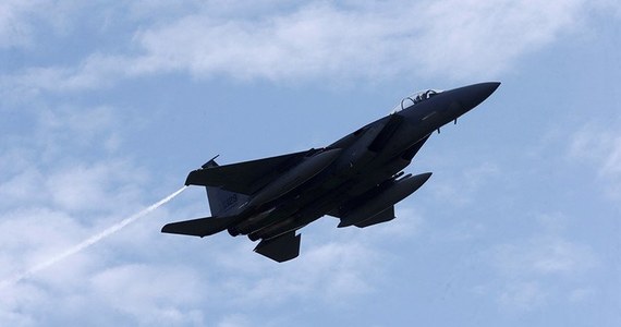 Rosyjskie agencje poinformowały, że dwa amerykańskie myśliwce F-15 zrzuciły w sobotę pociski fosforowe na osiedle Hadżin w prowincji Dajr az-Zaur we wschodniej Syrii, co spowodowało silne pożary.