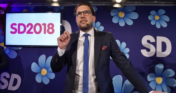 W niedzielnych wyborach parlamentarnych, po przeliczeniu 99 proc. głosów, zwycięża rządząca Szwecją Partia Robotnicza-Socjaldemokraci (S) z wynikiem 28,4 proc. Trzecie miejsce osiąga antyimigranckie ugrupowanie Szwedzcy Demokraci (SD), otrzymując 17,6 proc. głosów.