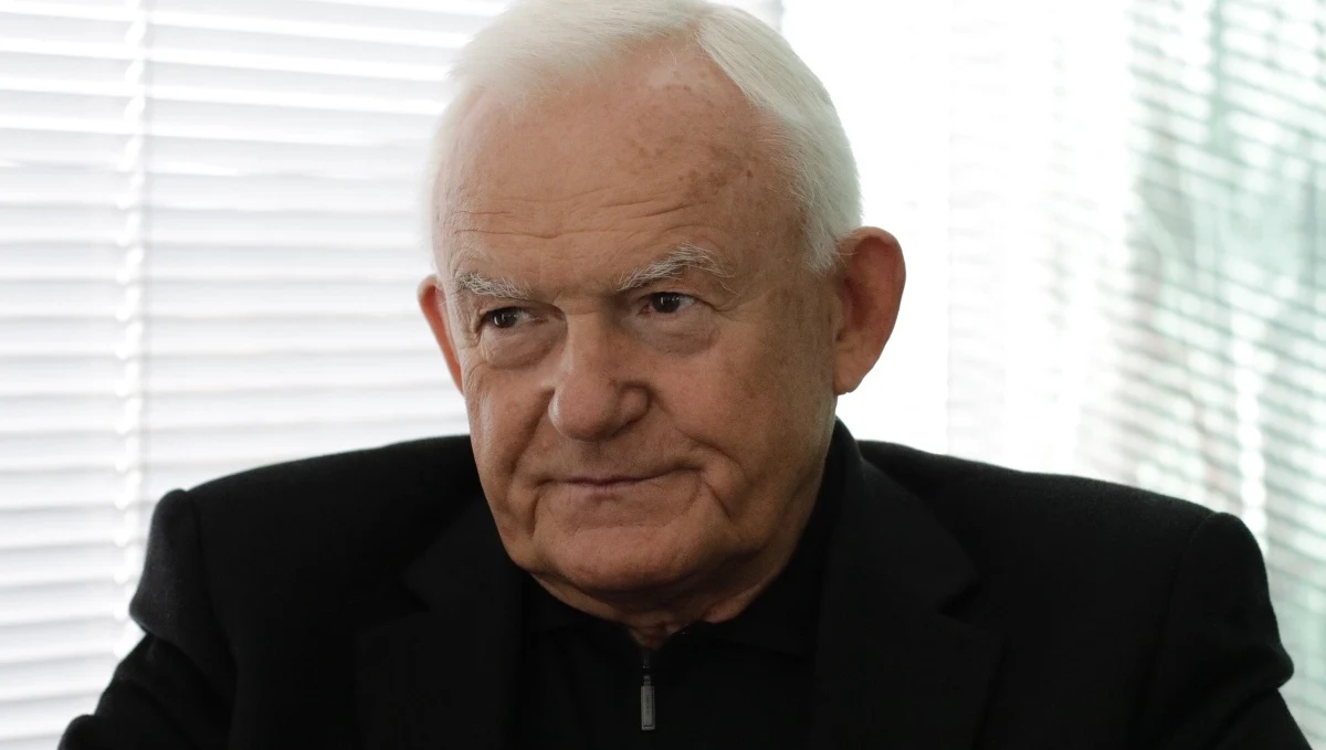 "Czas co najwyżej oswaja z ranami, albo też powoduje, że następuje proces adaptowania się do nowej sytuacji, ale rany pozostaną do końca życia i ból również będzie mi towarzyszył do końca życia" - tak o śmierci swojego syna mówił w Porannej rozmowie w RMF FM Leszek Miller. "Jest dręczące pytanie - dlaczego tak się stało. Ja i moja żona mamy świadomość, że to pytanie będzie nam towarzyszyło do końca życia. Wraca się myślą do rozmaitych zdarzeń, różnych słów, incydentów. Nigdy się od tego nie uwolnimy - od tego pytania, dlaczego tak się stało" - wyznał gość Roberta Mazurka. 