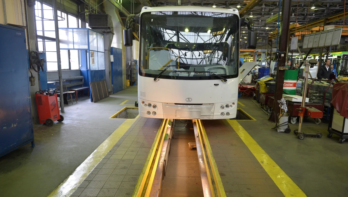 Dyrektor spółki Autosan, który 20 minut spóźnił się z ofertą firmy w przetargu na autobusy dla wojska, nie współpracował z konkurencją. Jak ustalił reporter RMF FM, taki wątek wykluczyła prokuratura prowadząca śledztwo w sprawie skandalu sprzed roku. 