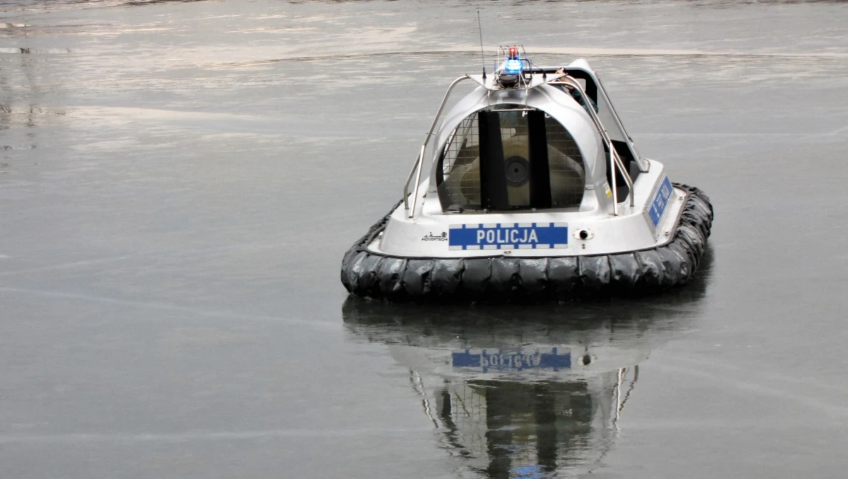 Ciało 85-latki ze Słupska zostało wydobyte z kanału portowego w Ustce. "Wszystko wskazuje na to, że było to samobójstwo. Kobieta pozostawiła list pożegnalny" - poinformował rzecznik prasowy słupskiej policji Robert Czerwiński.