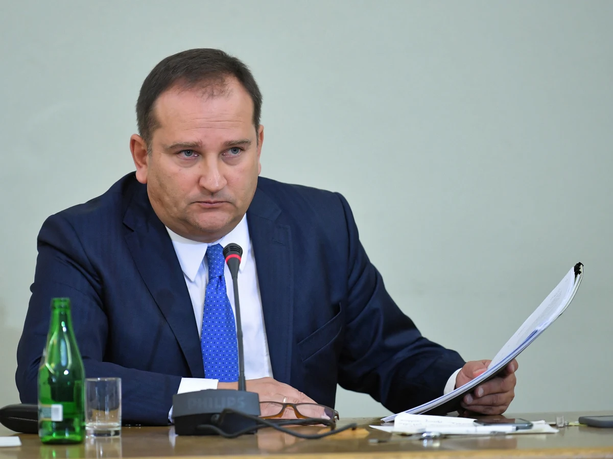 Ponad trzy godziny zeznawał były szef kancelarii premiera Donalda Tuska Tomasz Arabski przed sejmową komisją śledczą ds. Amber Gold. Posłowie pytali go m.in. o to, co zrobił po tym, jak do kancelarii szefa rządu wpłynęła notatka ówczesnego szefa ABW Krzysztofa Bondaryka ws. Amber Gold. Notatka powstała w 2012 roku, została wysłana do sześciu najważniejszych osób w państwie: m.in. do premiera Donalda Tuska, prezydenta Bronisława Komorowskiego oraz do ministra finansów Jacka Rostowskiego. "Rzecz polega na tym, że ja wątpię, bym pokazywał tę notatkę premierowi, bo tego naprawdę nie pamiętam" - zeznał Tomasz Arabski. Stanowczo zaprzeczył natomiast istnieniu tzw. układu gdańskiego: "Nie mam żadnych wątpliwości, że układu gdańskich polityków Platformy z Amber Gold nie było". Po przesłuchaniu Arabski ocenił, że część zadanych mu pytań miała związek z... trwającą kampanią przed wyborami samorządowymi. Posłanka PiS Iwona Arent krytycznie odniosła się zaś do jego odpowiedzi. "'Nie pamiętam, nie przypominam sobie'... Bardzo trudno było uzyskać konkretne informacje" - podsumowała.