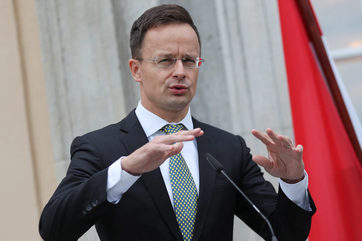 ​Szef dyplomacji węgierskiej Peter Szijjarto nazwał w poniedziałek "zbiorem wierutnych kłamstw" rezolucję w sprawie Węgier, która ma być w środę przedmiotem głosowania w Parlamencie Europejskim. Skrytykował ją także rządzący Fidesz.