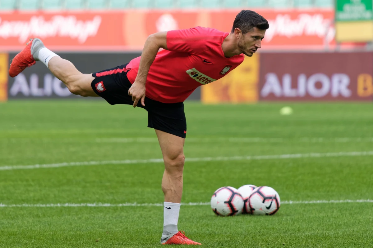 ​Kapitan polskiej reprezentacji Robert Lewandowski został nominowany przez FIFA i związek piłkarzy FIFPro do Drużyny Roku. Zawodnik Bayernu Monachium znalazł się w gronie 15 wybranych napastników. Wyniki plebiscytu ogłoszone zostaną 24 września w Londynie.