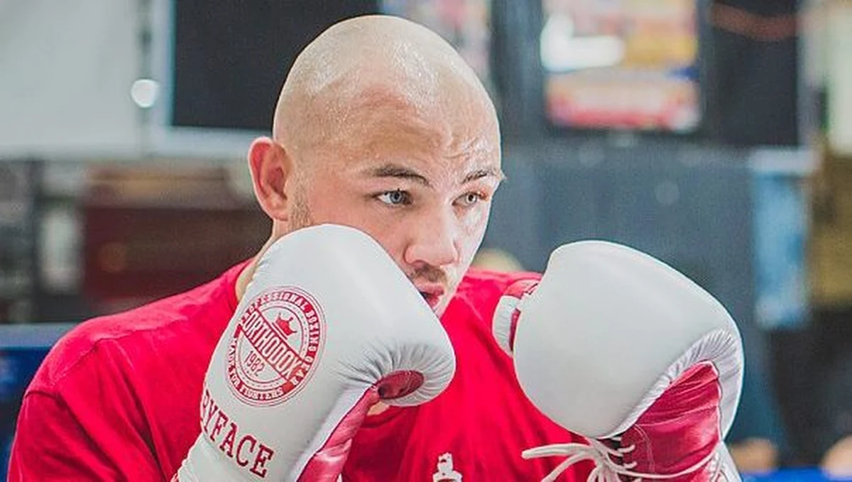 To była walka efektowna, mogąca podobać się publiczności i co najważniejsze: zwycięska. "Cenny sprawdzian" - tak Adam Kownacki (18-0, 14 KO) mówi o zwycięstwie, po zaciętym pojedynku, nad Amerykaninem Charlesem Martinem (25-2-1, 23 KO) w sobotni wieczór podczas gali w Nowym Jorku. Zakontraktowane na 10 rund starcie niepokonanego 29-latka ze starszym o trzy lata byłym mistrzem świata wagi ciężkiej federacji IBF nie zakończyło się przed czasem: było wyrównane i dostarczyło widzom wielkich emocji. O zwycięstwie Polaka sędziowie zdecydowali jednogłośnie. On sam, już na chłodno, ocenia teraz: "Od starcia o pas dzielą mnie jeszcze jedna, dwie bitwy".