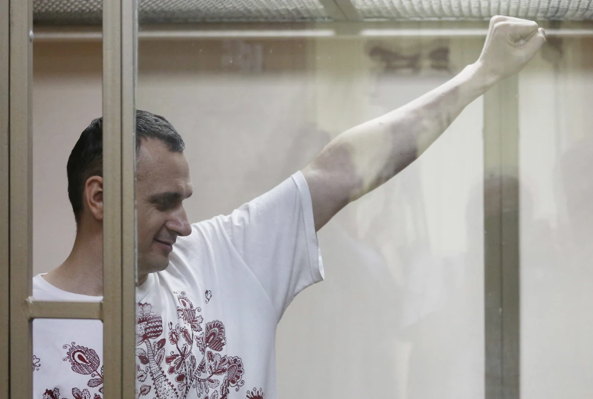 Głodujący w kolonii karnej na Dalekiej Północy Rosji ukraiński reżyser Ołeh Sencow nie wierzy, że wyjdzie na wolność. Napisał testament dotyczący praw do swojej twórczości – powiedziała jego kuzynka Natalia Kapłan. "Nie wierzę w to, że szybko wyjdę na wolność i wszyscy szczęśliwie zamieszkamy w Kijowie. Nie wierzę w wiele innych rzeczy. Nie oznacza to jednak, że się rozkleiłem i że zamierzam zakończyć głodówkę. W żadnym razie nie poddałem się, po prostu nie wierzę już w szczęśliwe zakończenie całej tej historii” – napisał Sencow w liście do rodziny. 