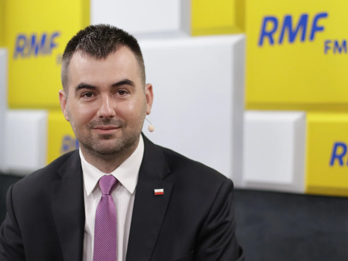 Błażej Spychalski, nowy rzecznik prezydenta, był gościem Porannej rozmowy w RMF FM. Do niedawna był szefem Przedsiębiorstwa Wodociągów i Kanalizacji w Tomaszowie Mazowieckim. Czy dostanie odprawę za odejście ze stanowiska? „Nie” - powiedział Spychalski. Następca Krzysztofa Łapińskiego będzie teraz zarabiał zdecydowanie mniej. „Takie są realia pracy w ministerstwach, pracy w Kancelarii Prezydenta. Zarobki oczywiście nie powalają” - przyznał gość Roberta Mazurka. Jak dodał, "warto pracować dla Polski”.