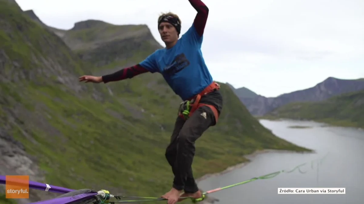 Quirin Herterich przeszedł 2,5 km nad norweskim jeziorem Senja na linie. Śmiałek jest zawodowcem uprawiającym dyscyplinę slackline – czyli właśnie chodzenie po linie. Pierwotnie jego plan zakładał przejście 2800 metrów bez upadku, jednak na ostatnim odcinku stracił równowagę i musiał chwycić się liny.