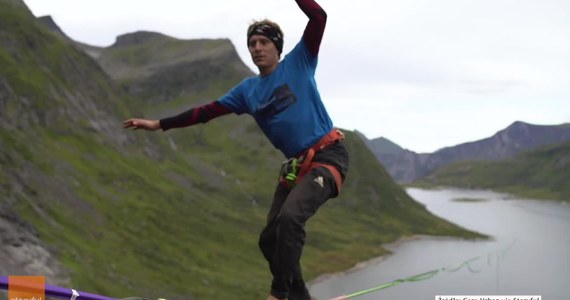 Quirin Herterich przeszedł 2,5 km nad norweskim jeziorem Senja na linie. Śmiałek jest zawodowcem uprawiającym dyscyplinę slackline – czyli właśnie chodzenie po linie. Pierwotnie jego plan zakładał przejście 2800 metrów bez upadku, jednak na ostatnim odcinku stracił równowagę i musiał chwycić się liny.