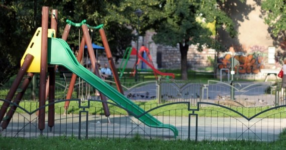 Sąd rodzinny oceni czy 10-latek, który w niedzielę w Głownie w Łódzkiem ranił nożem 5-letniego chłopca, zdemoralizowany. Ta sama instytucja będzie też ewentualnie decydować o dalszym losie agresywnego chłopca. Jak pisze "Dziennik Łódzki”, 10-latek zadał 5-latkowi trzy ciosy nożem – pociął mu twarz.