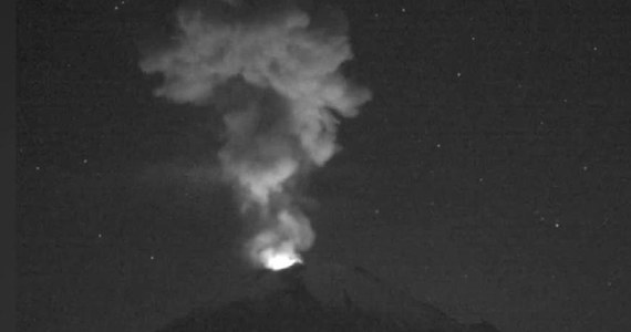 Wulkan Popocatepetl na południu Meksyku wyrzuca z krateru lawę oraz chmury dymu. Zaobserwowano kilka eksplozji i blisko 300 wywiewów wulkanicznego pyłu. Służby poinformowały o zagrożeniu oraz odradzają zbliżanie się do krateru. Wulkan ma wysokość 5452 m n.p.m. Od 1347 roku zanotowano 19 erupcji Popocatepetl. Najsilniejsza miała miejsce w 2003 roku.