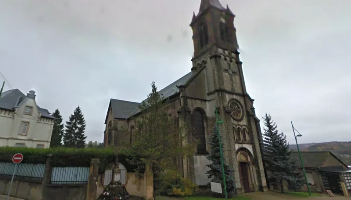 Z powodu braku wiernych duży i drogi w utrzymaniu kościół z początku XX wieku został wystawiony na sprzedaż. Władze diecezji w Longwy w Lotaryngii sugerują chętnym, by przekształcili świątynię w luksusową rezydencję lub hotel.