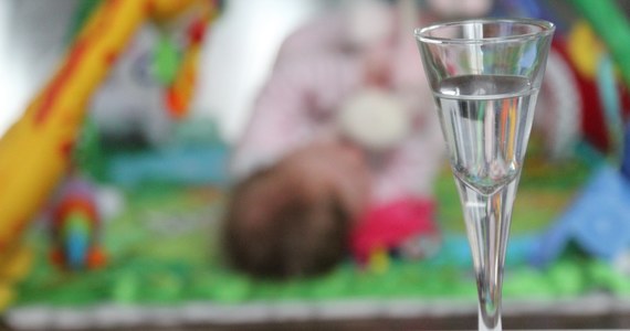 W Białej (woj. opolskie) policjanci zatrzymali 32-latka, który kompletnie pijany opiekował się swoją 2-letnią córką. Jak się okazało, mężczyzna miał 5 promili alkoholu we krwi.