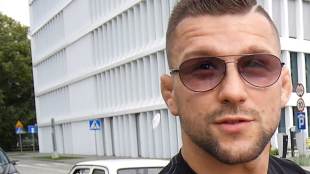 Mateusz Gamrot pokazał czym jeździ. Niepokonany zawodnik MMA wziął udział w najnowszym odcinku z serii "Gwiazdy i ich pojazdy" emitowanym na YouTubowym kanale "Duży w Maluchu". 