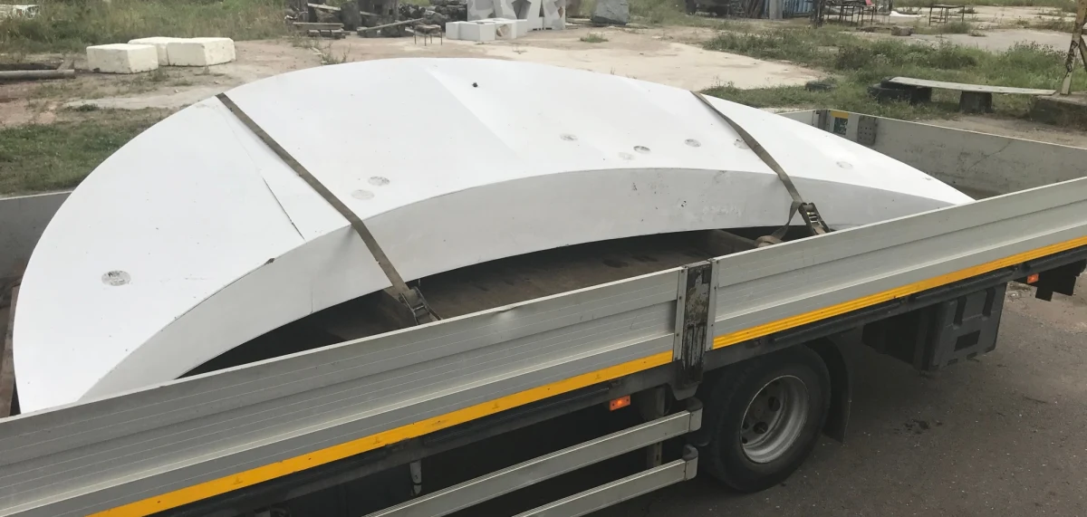 Szczęśliwy finał poszukiwań... księżyca. Chodzi o rzeźbę wykonana przez artystę z Krakowa w ramach projektu "Dar Krakowian dla Pomorzan". Księżyc spławiony Wisłą do Gdańska miał zawisnąć na jednym ze stoczniowych dźwigów. W weekend do wody, w okolicy galerii WL4, zrzuciła go grupa wandali. 