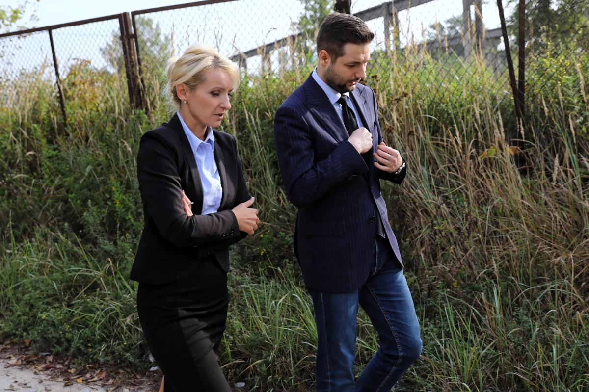 Posłowie Platformy Obywatelskiej i Nowoczesnej zażądali we wtorek dymisji wiceministra sprawiedliwości Patryka Jakiego. Zarzucają mu, że zamiast wykonywać swoje ministerialne obowiązki - a należy do nich nadzór nad Służbą Więzienną - zajmuje się kampanią wyborczą. Chodzi o sprawę więźnia Artura K., który w sobotę, będąc na przepustce, miał zamordować swoją konkubinę i jej dziecko. Sam zgłosił się na policję, a w niedzielę usłyszał zarzut podwójnego zabójstwa i został tymczasowo aresztowany.