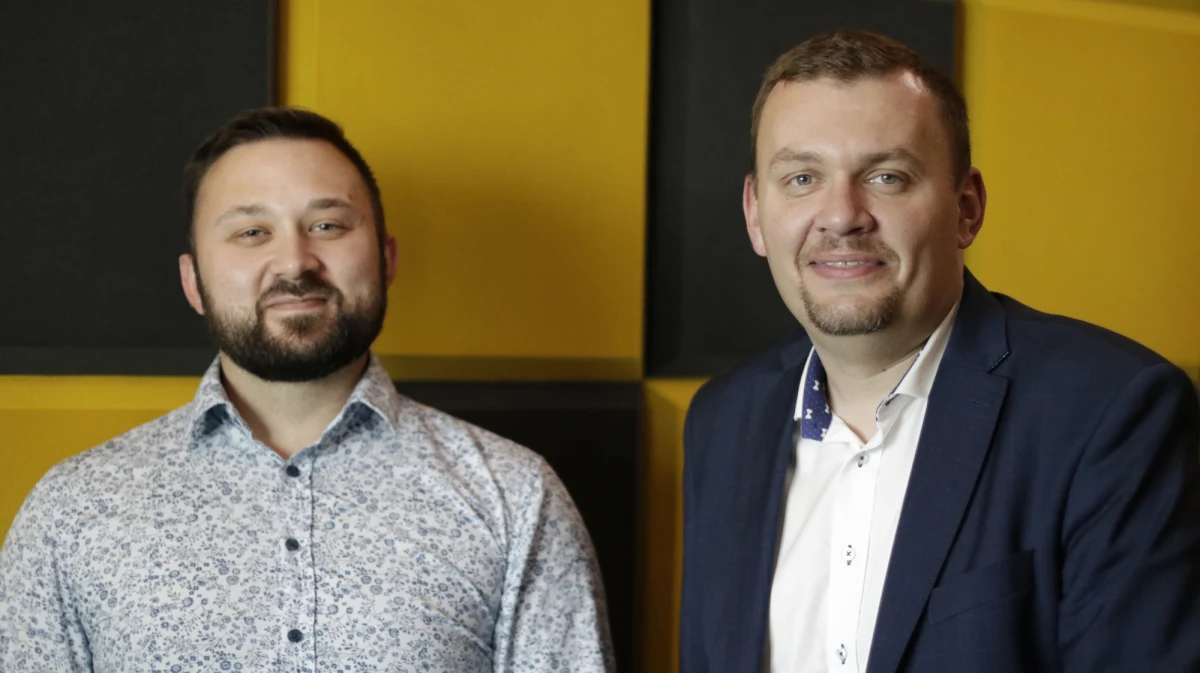 W najbliższy piątek w Starachowicach rozpocznie się największy na świecie konkurs łazików marsjańskich, czyli European Rover Challenge. Weźmie w nim udział ponad 40 drużyn z sześciu kontynentów. Na specjalnie przygotowanej trasie, wykonane przez nie łaziki bedą wykonywać zadania przypominające rzeczywistą misję marsjańską, pokonywać przeszkody, pobierać próbki gruntu, prowadzić symulowane naprawy. Wszystko to na oczach publiczności. Na czym dokładnie zawoidy polegają i w czym są lepsze od poprzednich opowiadają RMF FM pomysłodawca i organizator imprezy, Łukasz Wilczyński z Europejskiej Fundacji Kosmicznej i jeden z sądziów, Kamil Grassman z firmy Sener Polska...