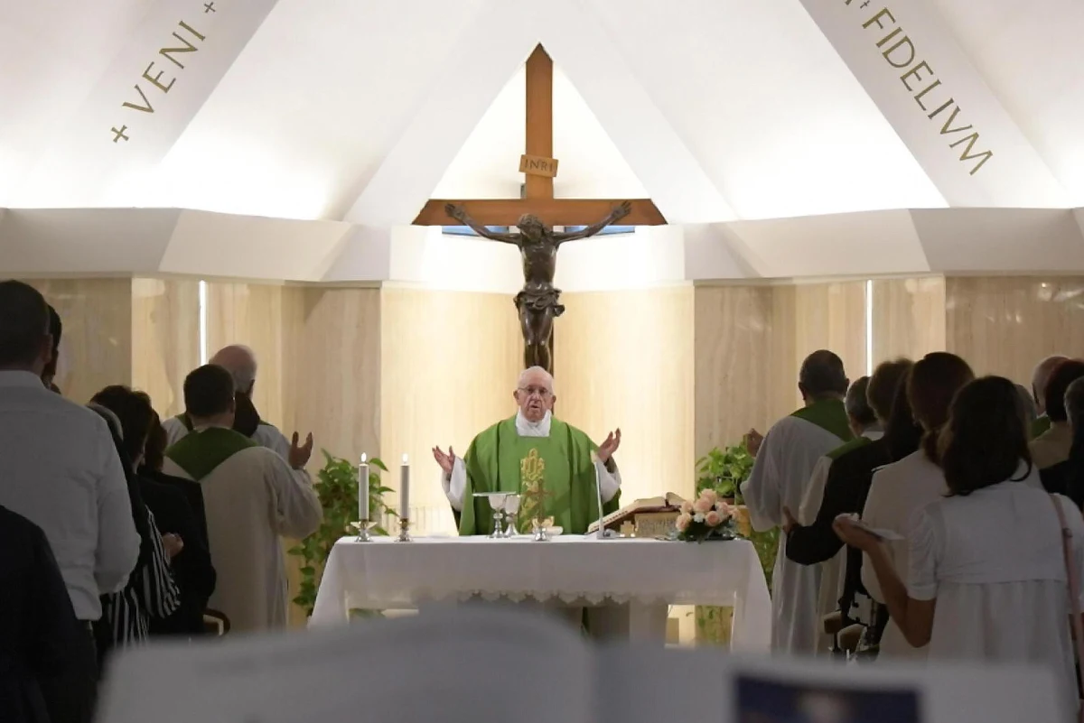 W instytucjach hierarchicznych - a taką jest ponad wszelką wątpliwość także Kościół rzymsko-katolicki - możliwa jest, a nawet potrzebna ożywiona dyskusja nad zasadniczymi zagadnieniami, które nurtują je w danym momencie dziejowym, ale na końcu decyzję zawsze podejmuje jednoosobowo przełożony i to on ponosi za nią odpowiedzialność oraz konsekwencje.