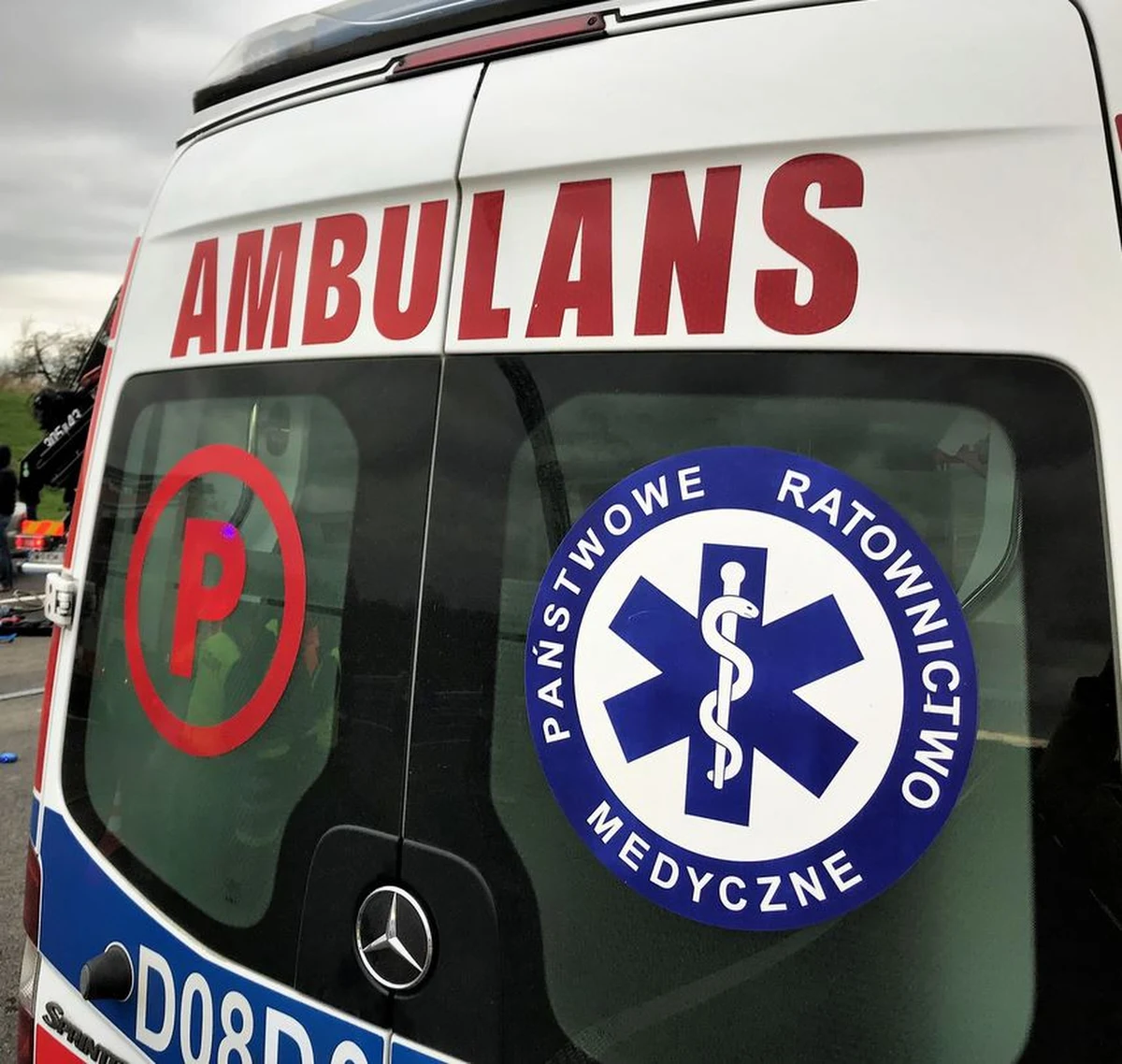 Troje dzieci trafiło do szpitala po wypadku gimbusa w miejscowości Krupniki w gminie Choroszcz na Podlasiu. Według wstępnych ustaleń, podczas wykonywania manewru skrętu w pojeździe zablokowały się hamulce. 