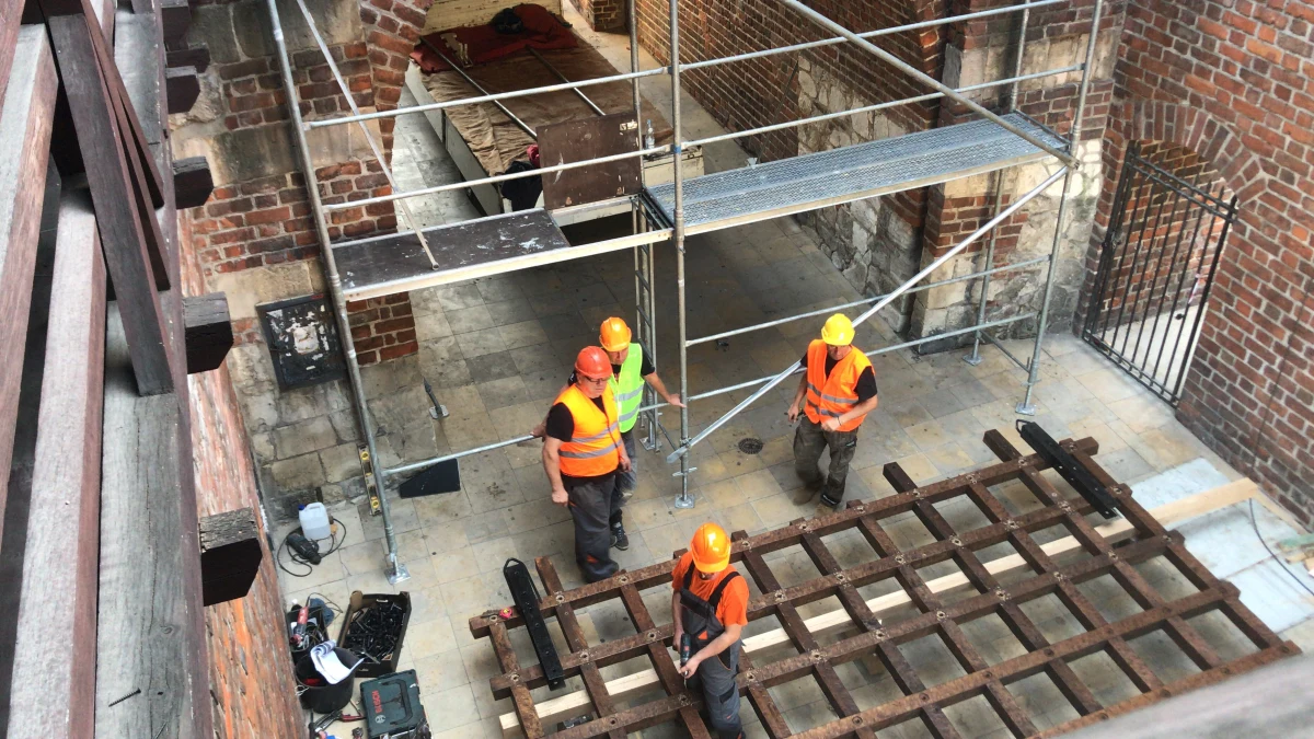 Niecodzienna operacja w lubelskiej Bramie Krakowskiej. Po kilkuset latach wraca do niej krata obronna, czyli brona. Prawdopodobnie zniknęła w XVI lub XVII wieku, gdy miasto na tyle się rozrosło, że przestało się mieścić w murach obronnych. 