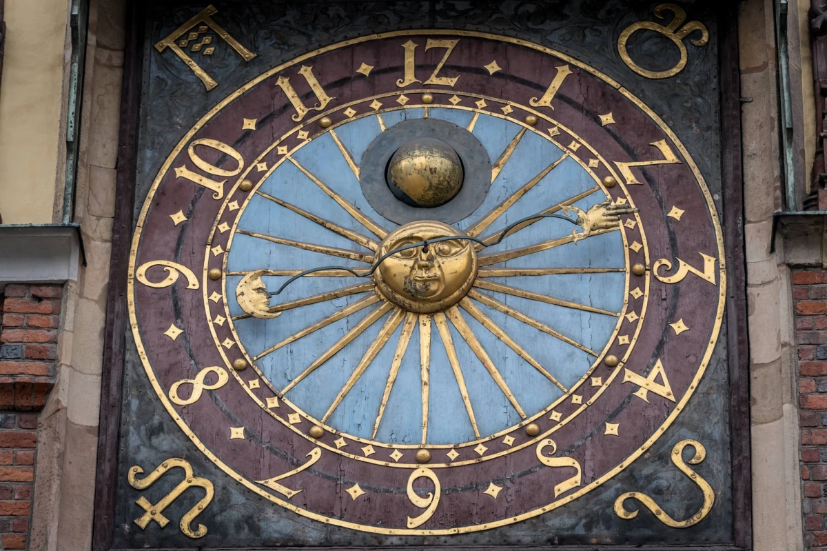 KE przedstawiła projekt przepisów w sprawie zniesienia zmian czasu w Europie. Zgodnie z propozycją, po raz ostatni przestawialibyśmy zegarki w przyszłym roku. Kraje Unii mogłyby wybrać, czy stosują czas zimowy, czy letni, ale nie oba. "Wszyscy w zdecydowanych deklaracjach mówimy, że chcemy działać na dużą skalę w sprawach ważnych, a na mniejszą w sprawach mniej istotnych. Jednak nie spotyka się to z aplauzem, gdy UE nakazuje Europejczykom przestawianie zegarków dwa razy w roku. Komisja proponuje dzisiaj zmianę. Trzeba znieść zmianę czasu. Państwa członkowskie same powinny decydować o tym, czy ich obywatele funkcjonują w czasie letnim czy zimowym" - tłumaczył w europarlamencie szef Komisji Europejskiej Jean-Claude Juncker.