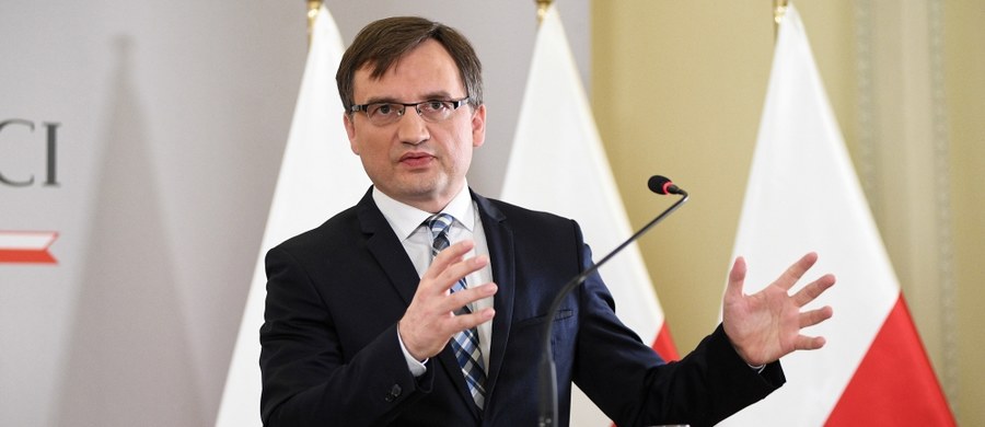 "Dziś przedstawiana nowelizacja, głęboka zmiana Kodeksu karnego, która powstała w ministerstwie, zmierza przede wszystkim do tego, by przyśpieszyć bieg procesów, ale też i rozprawić się z obstrukcją, którą stosują strony postępowań karnych” – poinformował minister sprawiedliwości Zbigniew Ziobro. „Temida powinna być ślepa, ale nie powinna być śmieszna, a na taki zarzut naraża się sędzia, który musi odczytywać przez wiele godzin, często na pustej sali wyrok z uzasadnieniem" - dodał.