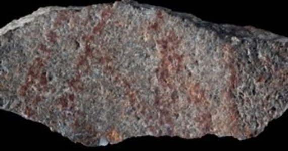 Najstarszy na świecie abstrakcyjny rysunek skalny odkryła międzynarodowa grupa naukowców w grocie w Blombos w Republice Południowej Afryki. Chodzi o dziewięć przecinających się linii, które zostały nakreślone ochrą aż 73 000 lat temu.