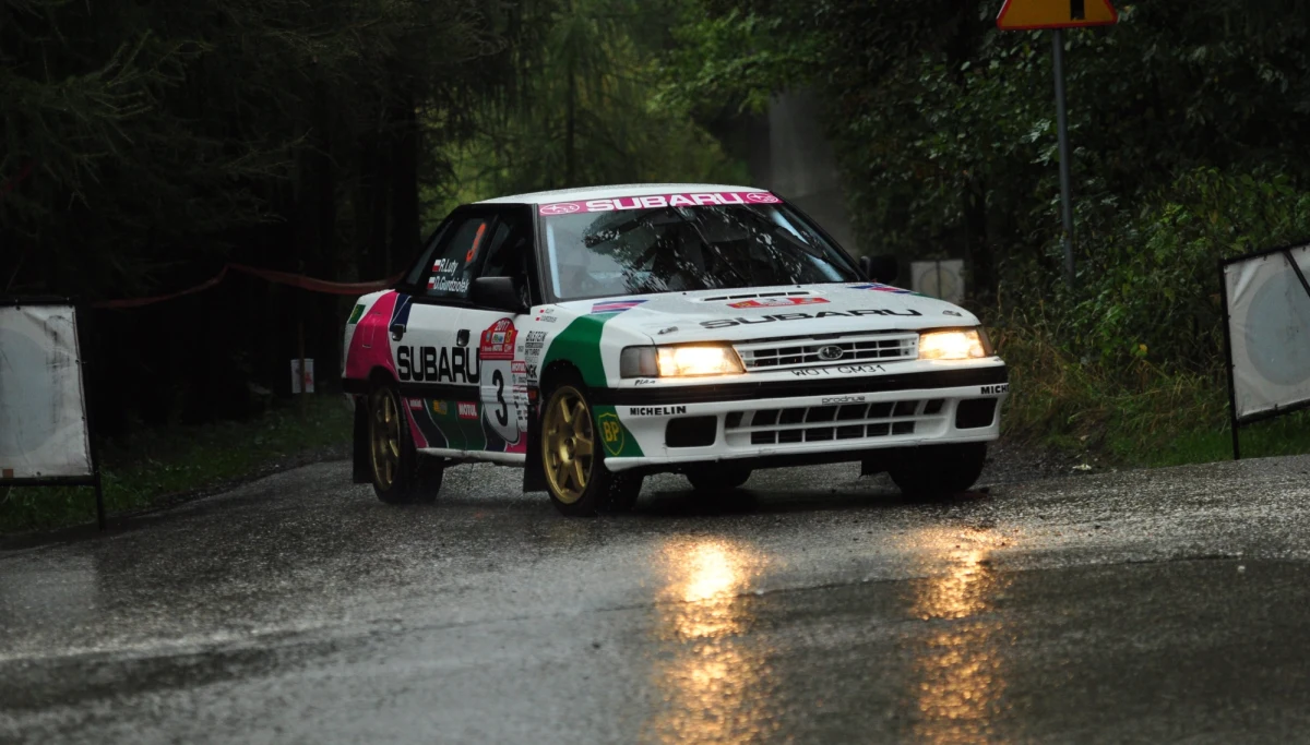 Wymagające i malowniczo położone odcinki Rajdu Wisły jak zwykle przyciągnęły mocną i liczną obsadę. W tegorocznej edycji imprezy organizowanej przez Automobilklub Śląski weźmie udział 100 załóg. Ponad połowa, a dokładnie 54 z nich, będzie rywalizować w ramach Rajdowych Samochodowych Mistrzostw Śląska.