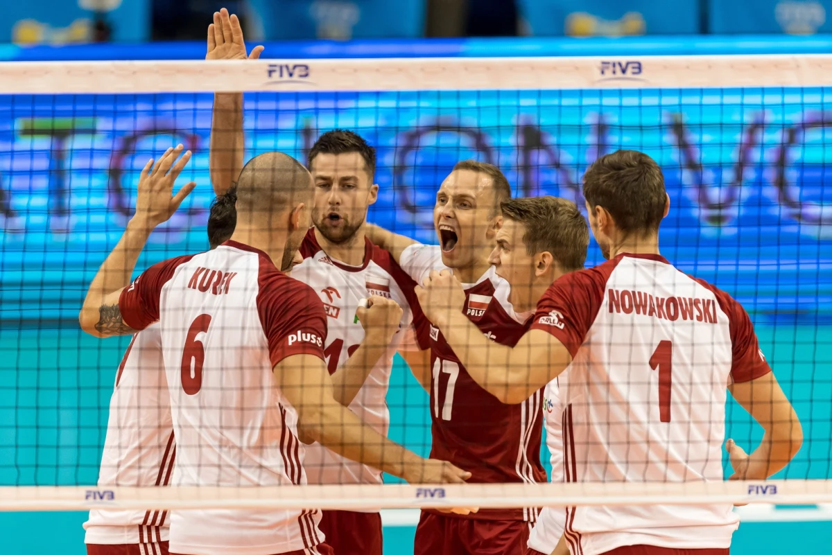 Broniący tytułu polscy siatkarze udanie rozpoczęli mistrzostwa świata organizowane przez Bułgarię i Włochy. W swoim pierwszym meczu w grupie D biało-czerwoni pokonali w Warnie Kubańczyków 3:1 (25:18, 25:19, 21:25, 25:14).