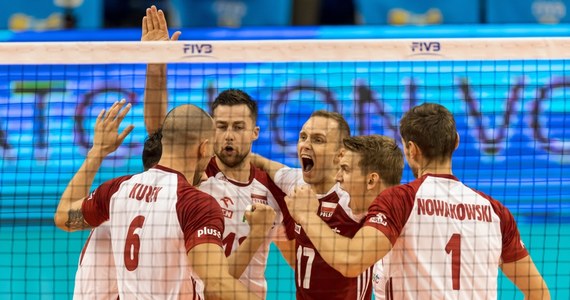 Broniący tytułu polscy siatkarze udanie rozpoczęli mistrzostwa świata organizowane przez Bułgarię i Włochy. W swoim pierwszym meczu w grupie D biało-czerwoni pokonali w Warnie Kubańczyków 3:1 (25:18, 25:19, 21:25, 25:14).