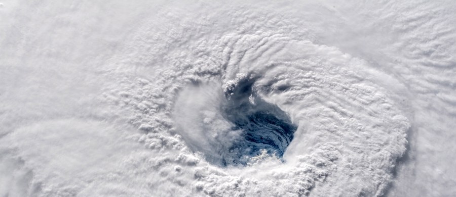 ​Pomimo że spodziewane jest powolne słabnięcie huraganu w czwartek pod wieczór, Amerykańskie Narodowe Centrum ds. Huraganów (NHC) poinformowało, że Florence może stać się ekstremalnie groźnym huraganem, gdy zbliży się do południowo-wschodnich wybrzeży USA.