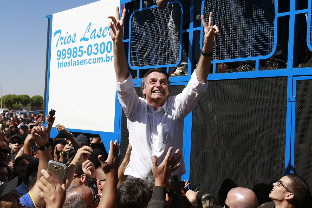 ​Jair Bolsonaro, kandydat skrajnej prawicy w wyborach prezydenckich w Brazylii, który 6 września doznał poważnych ran kłutych w wyniku ataku nożownika, przeszedł w środę nagłą operację jelit - poinformował szpital w Sao Paulo. Ani komitet wyborczy Bolsonaro, ani jego syn Flavio nie odpowiedzieli na prośbę agencji Reuters o komentarz.