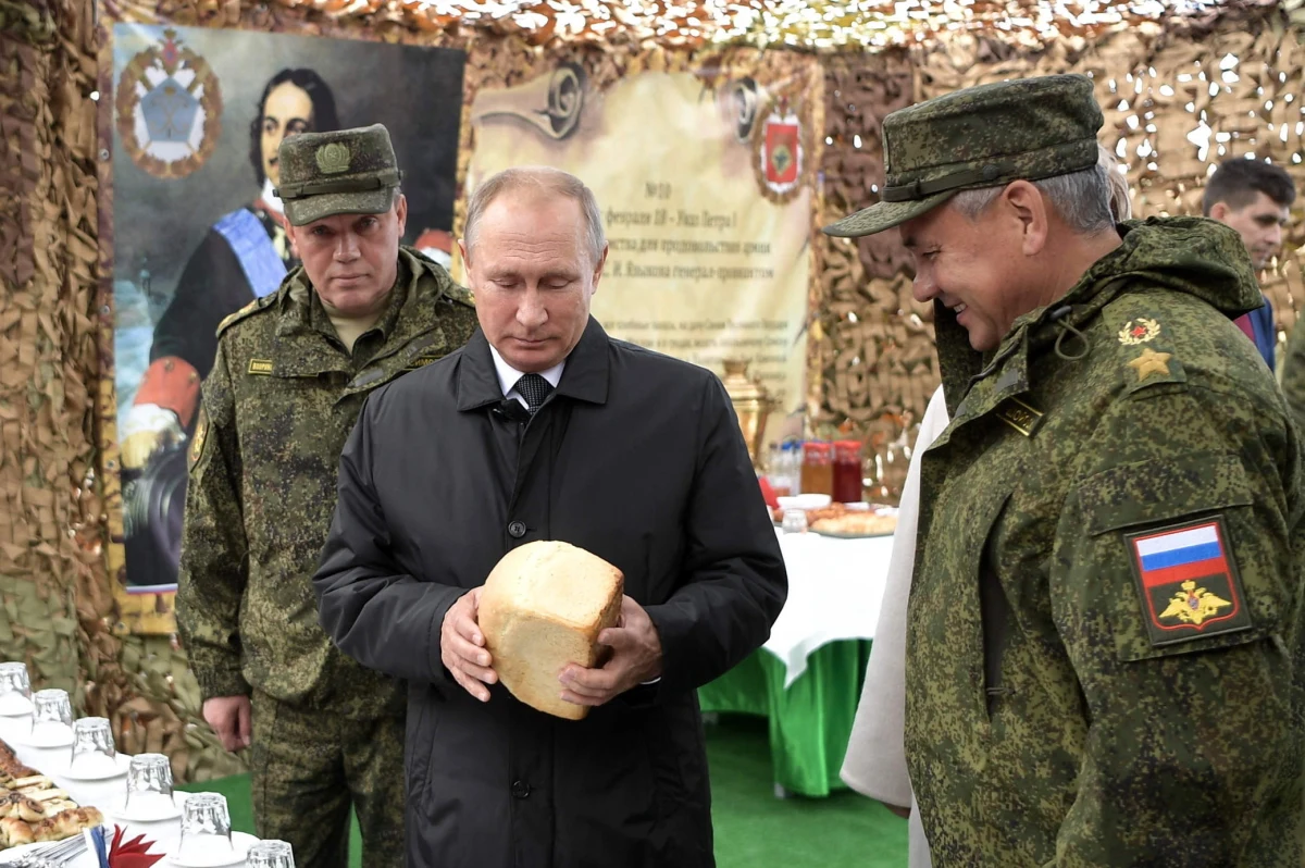 ​Prezydent Władimir Putin powiedział w czwartek, obserwując manewry wojskowe Wostok-2018, że Rosja nadal będzie rozwijać siły zbrojne, aby bronić swej suwerenności. Zapewnił, że Rosja jest państwem pokojowym i "nie ma i nie może mieć" agresywnych planów.