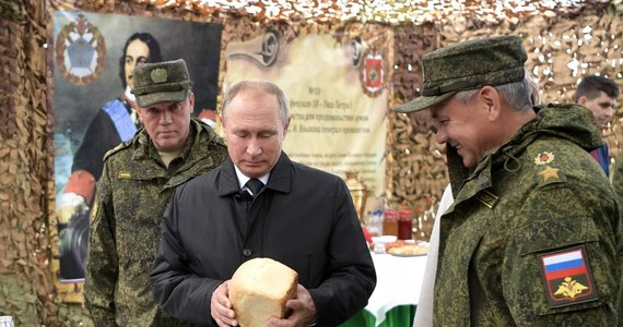 ​Prezydent Władimir Putin powiedział w czwartek, obserwując manewry wojskowe Wostok-2018, że Rosja nadal będzie rozwijać siły zbrojne, aby bronić swej suwerenności. Zapewnił, że Rosja jest państwem pokojowym i "nie ma i nie może mieć" agresywnych planów.