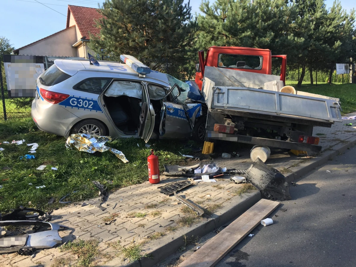 ​Cztery osoby zostały ranne po zderzeniu samochodu dostawczego z radiowozem w Rudniku koło Myślenic w Małopolsce. Wśród poszkodowanych jest policjantka.