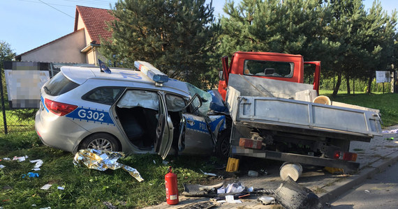 ​Cztery osoby zostały ranne po zderzeniu samochodu dostawczego z radiowozem w Rudniku koło Myślenic w Małopolsce. Wśród poszkodowanych jest policjantka.