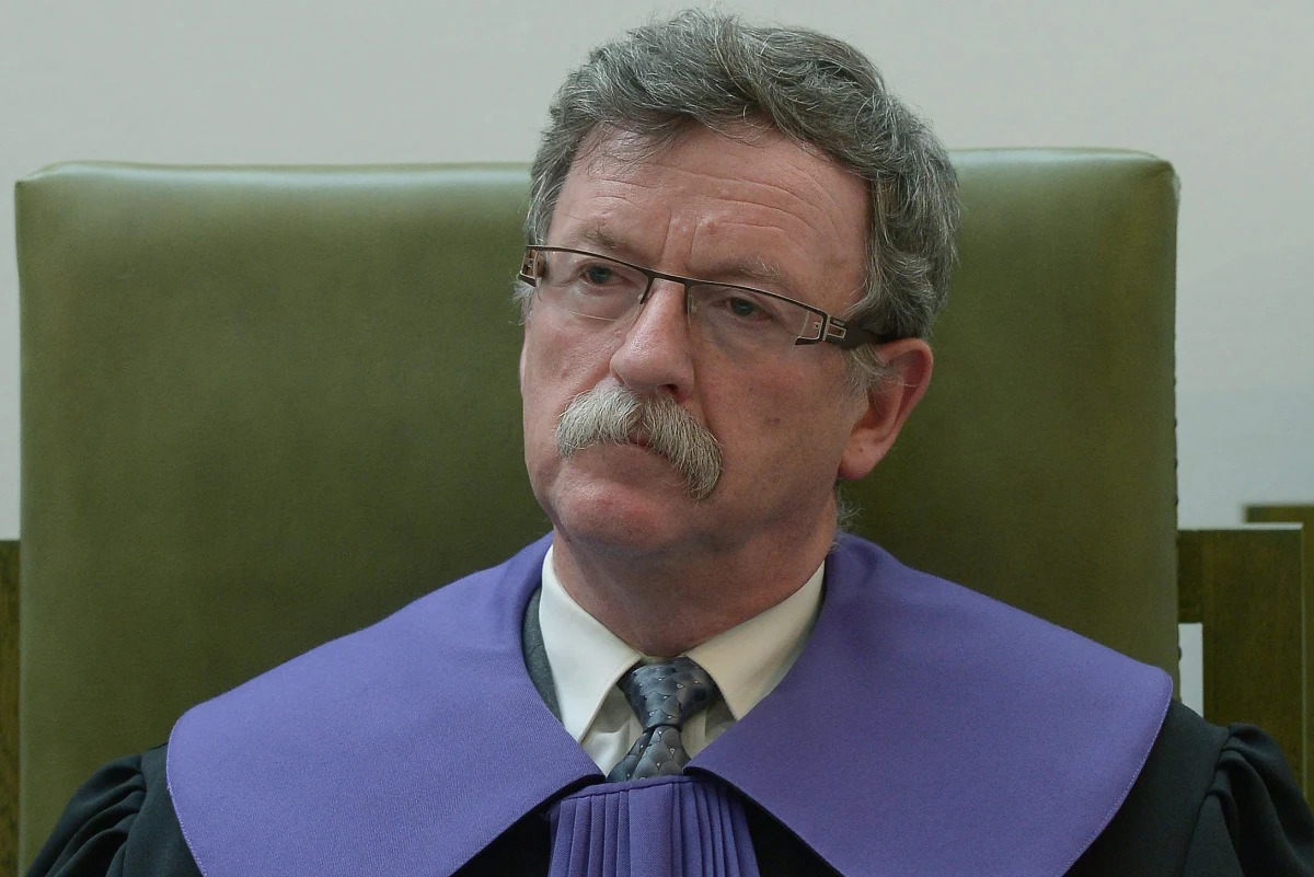 "Usunięcie mnie z urzędu następuje wbrew prawu i wbrew mojej woli, a także ślubowaniu, złożonemu na ręce Prezydenta Lecha Kaczyńskiego" - pisze w oświadczeniu sędzia Izby Cywilnej SN prof. Wojciech Katner. "Ślubowałem, że będę pełnić służbę do wieku 70 lat, oświadczam więc, że nadal uważam się za sędziego, choć jestem zmuszony do wstrzymania się od orzekania" - podkreślił. W podobny sposób swoje oświadczenie sformułował sędzia Józef Iwulski. 