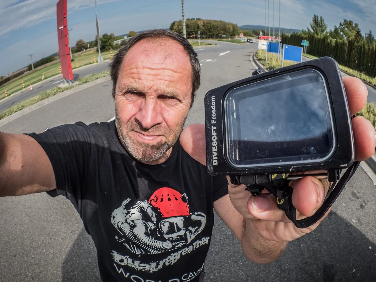 Rekord świata w nurkowaniu z obiegiem zamkniętym pobił znany na całym świecie płetwonurek Krzysztof Starnawski. Dokonał tego w jeziorze Garda w północnych Włoszech. Polak zszedł na głębokość 303 metrów. Jak zdradził w rozmowie z RMF FM, „liczba jest nieprzypadkowa”. „Rekord - jak zwykle - padł trochę przy okazji. To miał być trening przed kolejnymi wyprawami. Chcieliśmy tylko sprawdzić czy da się tam dojść do dna” - mówił Starnawski w rozmowie z naszym dziennikarzem.