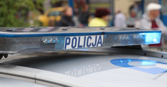 Policjanci szukają około 50-letniego mężczyzny, który miał zastrzelić kobietę w jednym z mieszkań w Mrągowie w Warmińsko-Mazurskiem.