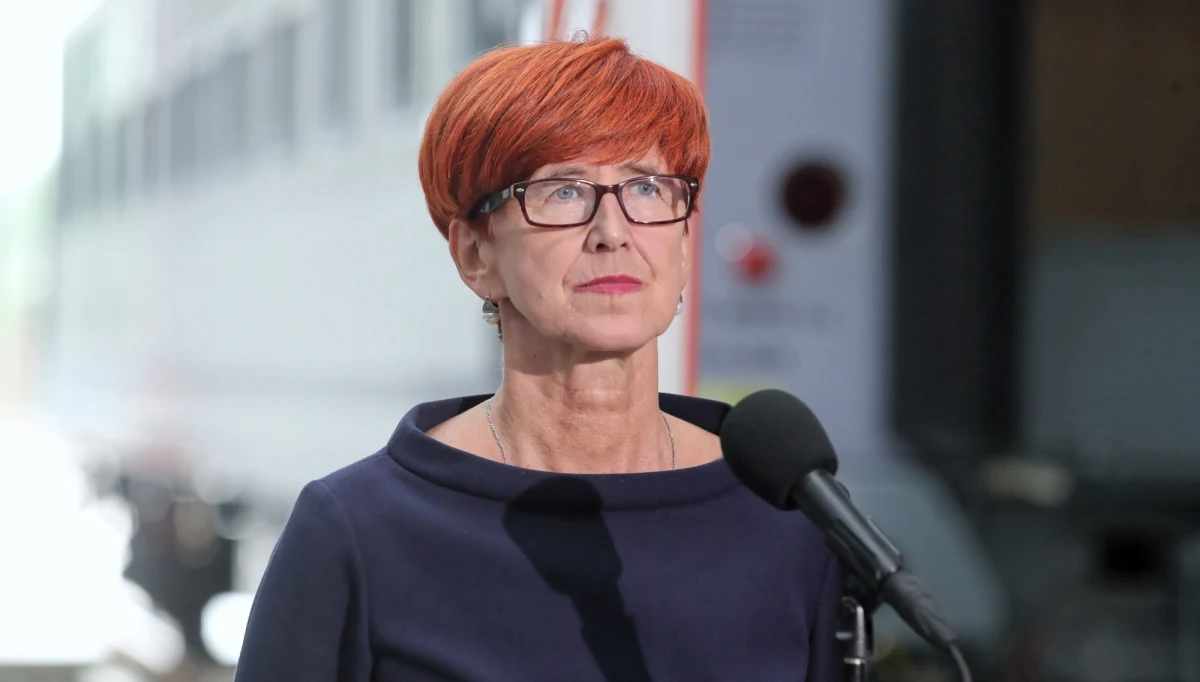 Mówienie, że z powodu podniesienia minimalnej płacy w 2019 roku rodziny stracą prawo do "500+", to niepotrzebne straszenie ludzi. Odbieram to jako uderzenie w rządowy program w związku z trwającą kampanią - podkreśliła w czwartek szefowa MRPiPS Elżbieta Rafalska.